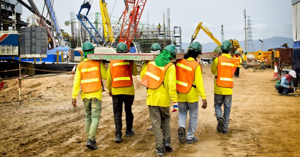 Las implicancias tributarias y laborales de tener extranjeros contratados de manera informal