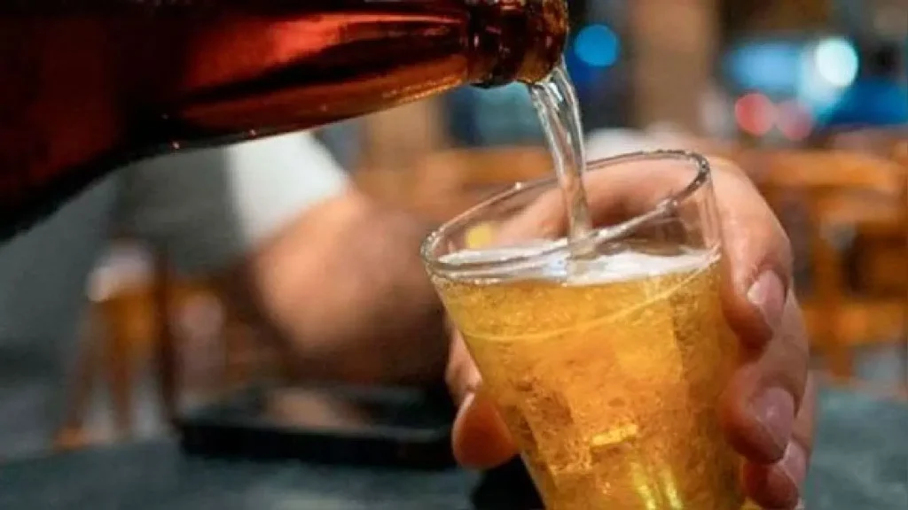 ¿SE PUEDE BEBER LICOR DENTRO DEL CAMPAMENTO MINERO?