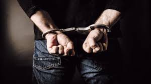 Tengo orden de detención, necesito un abogado penal urgente